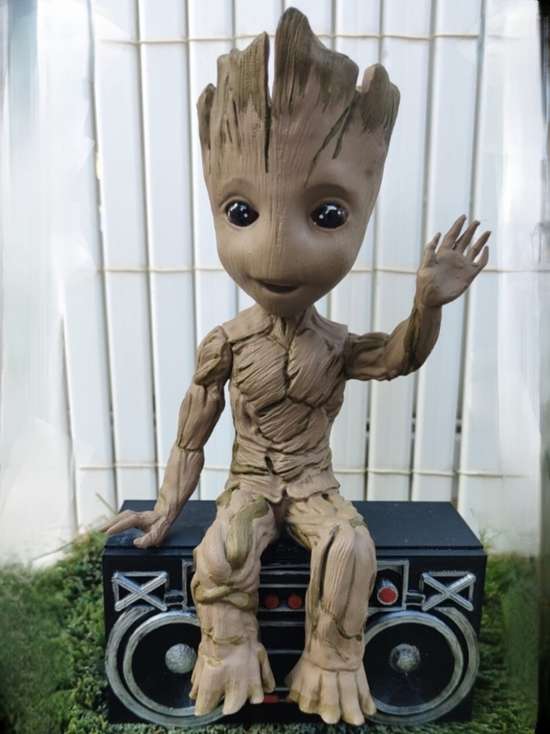 Groot sentado sobre radiocasette - 2