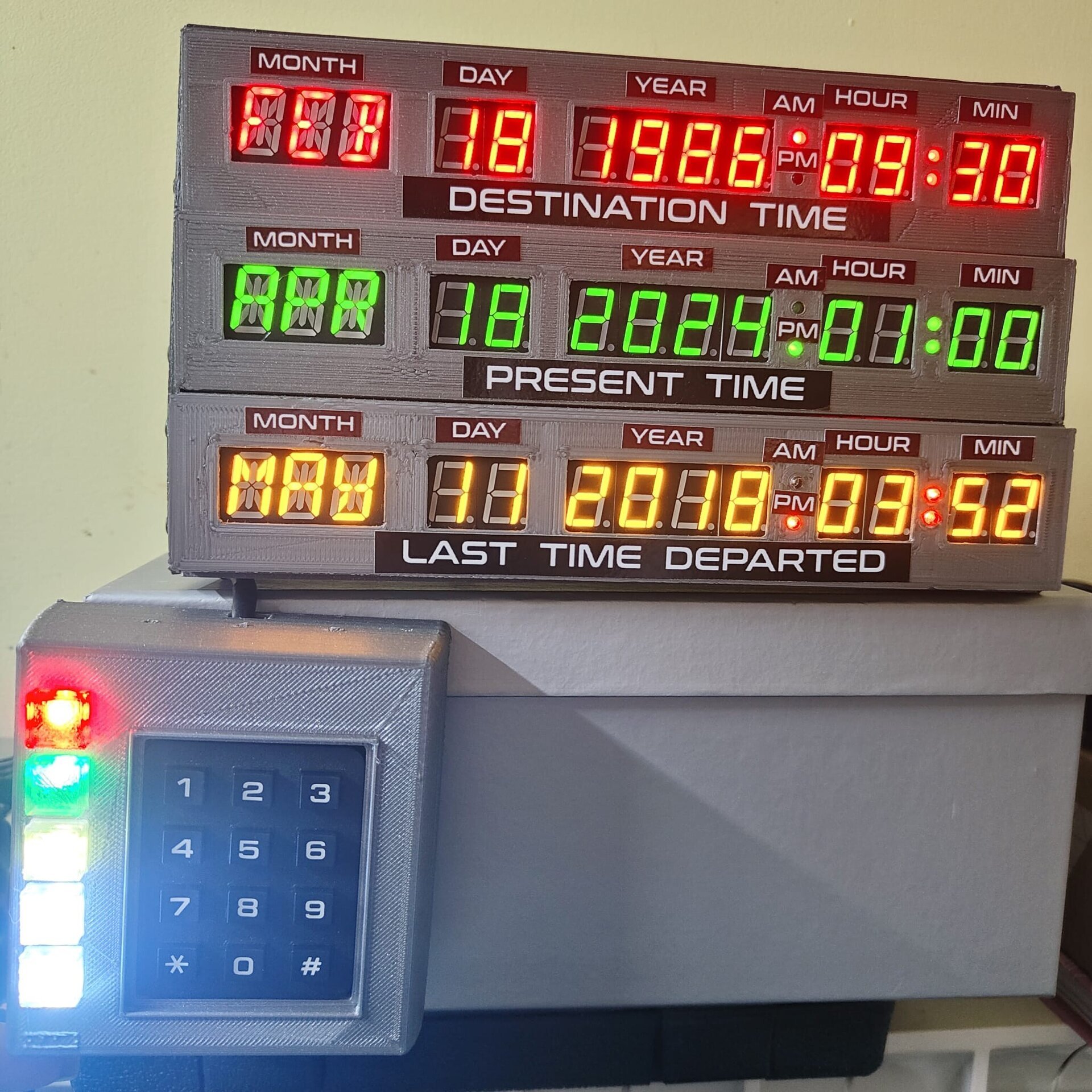 Reloj Digital "Regreso al Futuro" – Replica del Time Circuit 🚗⚡ - 2